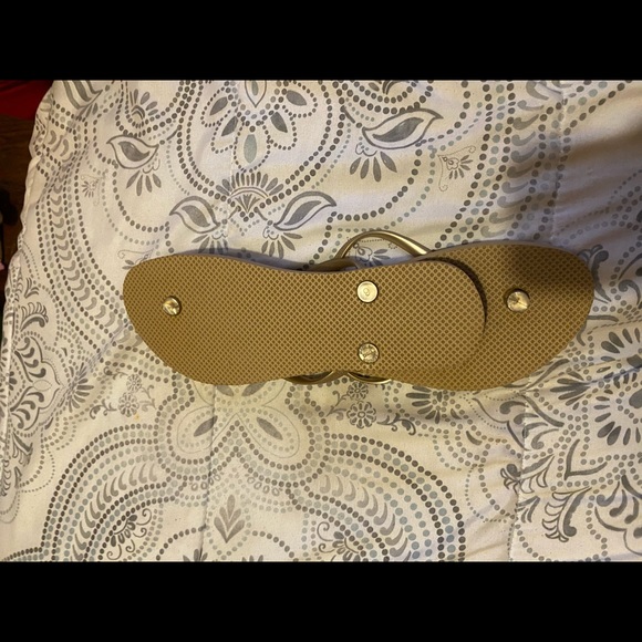 Old Navy Flip Flops , size 9, but fit like an 8. - Picture 8 of 8